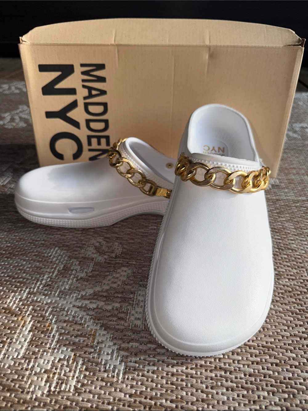 NWT in box NYC Madden White Slip-On Clog with Gold Chain